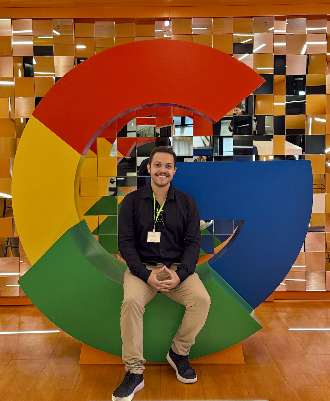 Tiago Viana, especialista em mídia paga da VST Media, em frente ao símbolo do Google